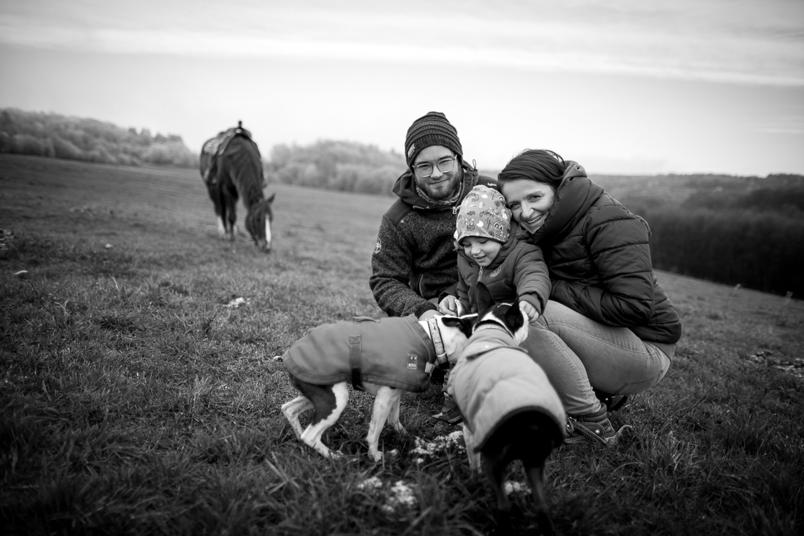 Rodina s koněm a psy - Rodinné focení - Portrét
