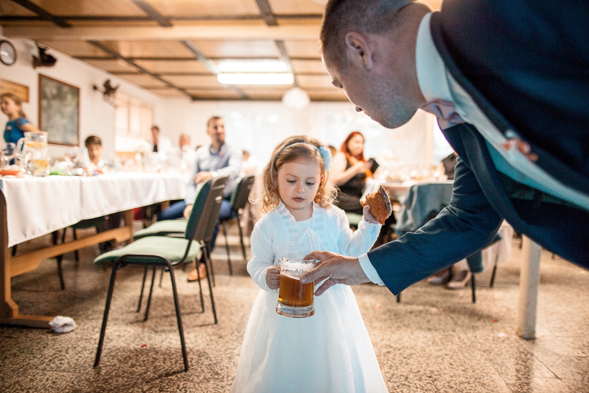 Děti a pivo - Svatební fotografie