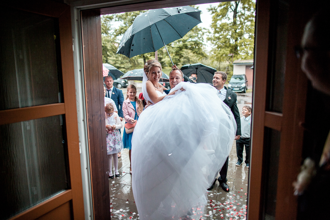 Přenesení nevěsty přes práh - Svatební fotografie
