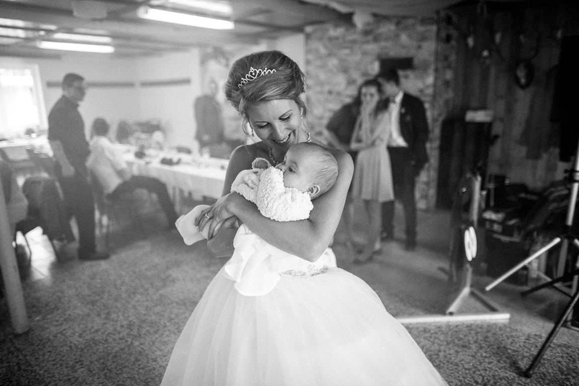 Nevěsta s dítětem - Svatební fotografie