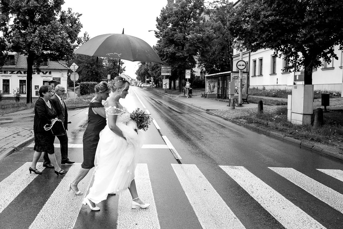 Cesta na obřad - Svatební fotografie