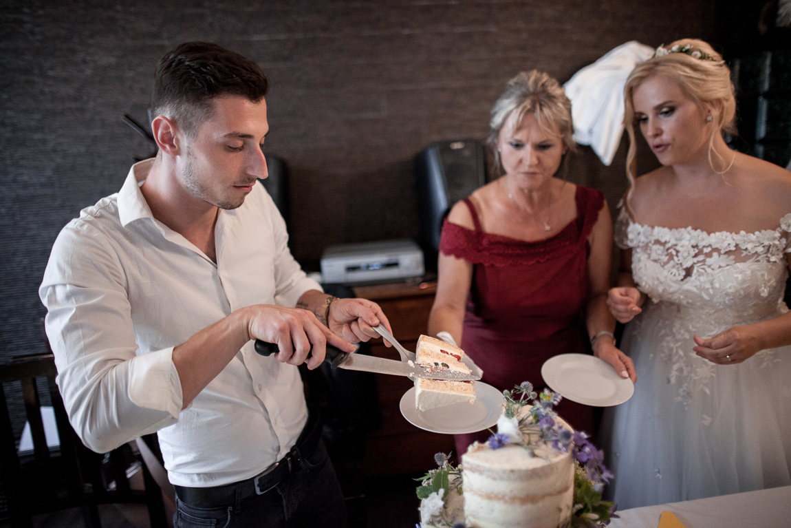 Krájení dortu - Svatební fotografie