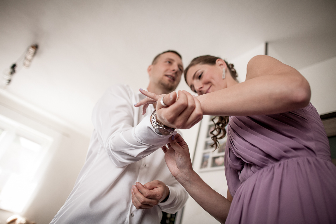 Oblékání ženicha - Svatební fotografie
