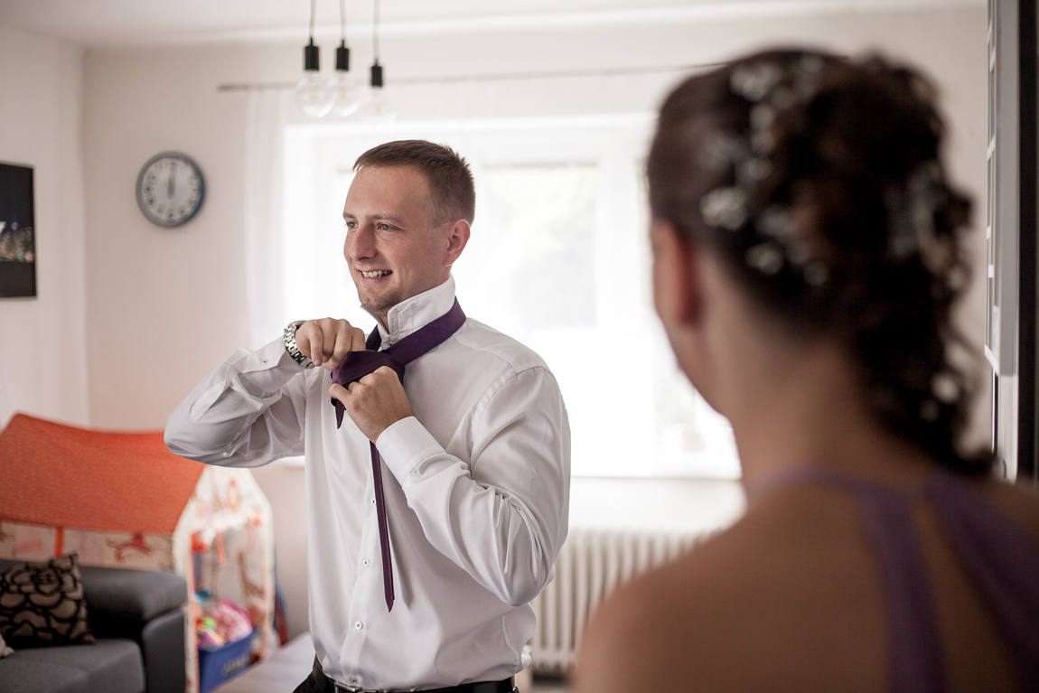 Vázání kravaty - Svatební fotografie