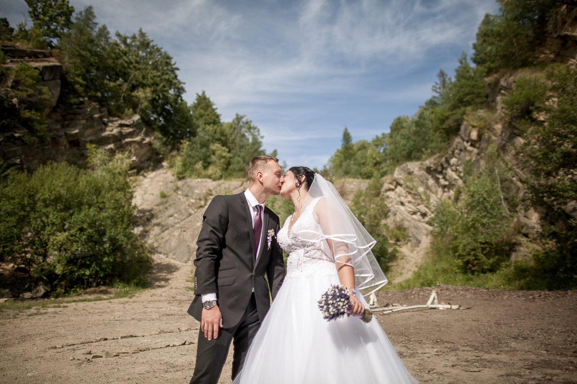Polibek - svatební fotografie