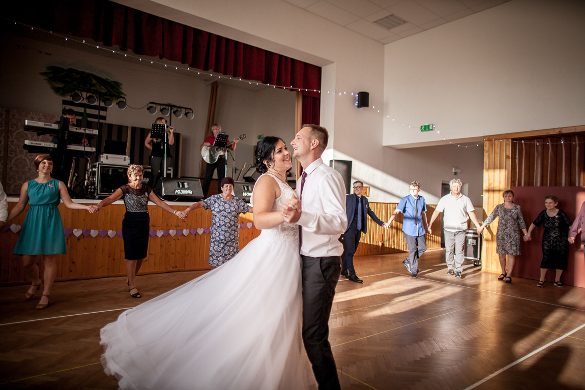 Novomanželský tanec - Svatební fotografie
