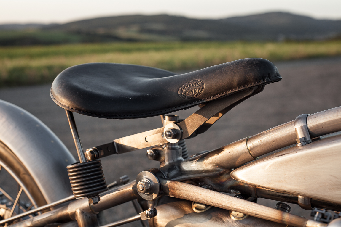 Motocykl JAP V8 - sedadlo