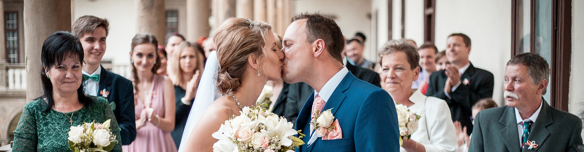 Novomanželský polibek - Svatební fotografie