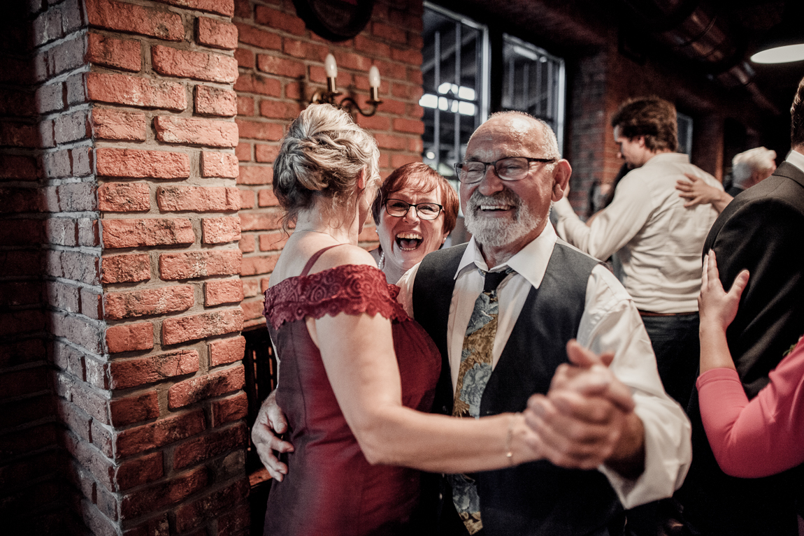 Smích a tanec - Svatební fotografie