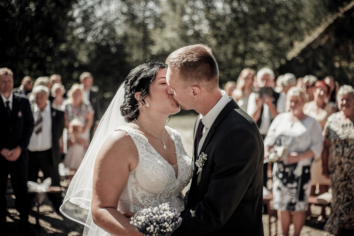 Novomanželský polibek venku - Svatební fotografie