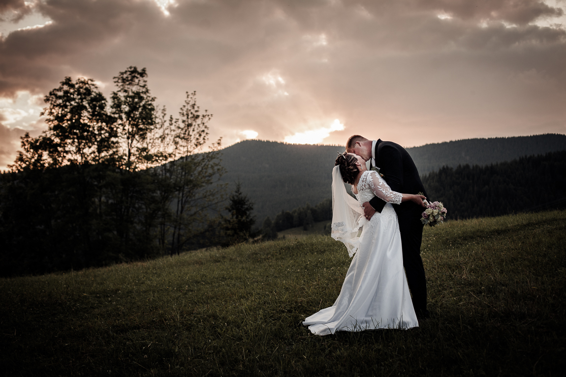 Polibek při západu slunce - Svatební fotografie