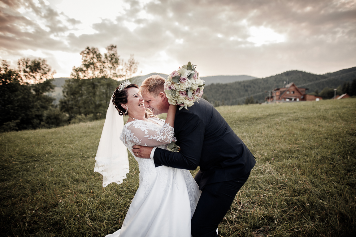 Zvedání nevěsty - Svatební fotografie