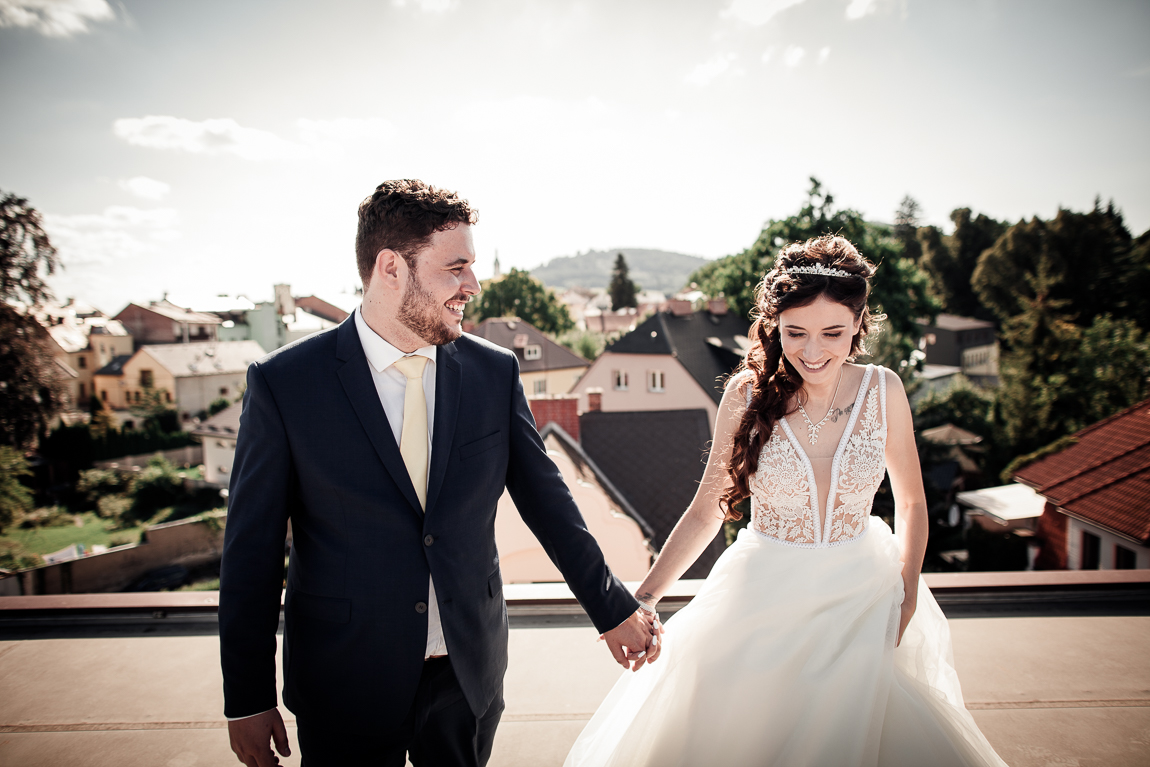 Portrét novomanželů na střeše – Svatební focení